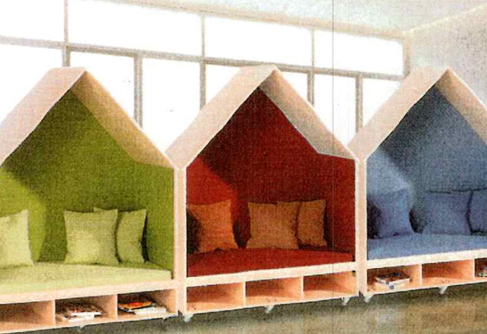 Häuser aus Holz mit Sitzflächen und Kissen  für die Neugestaltung Kindergartenflures