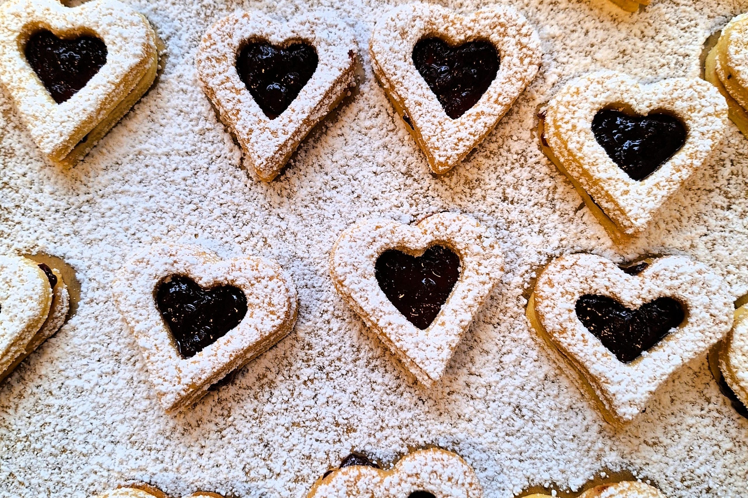 Zeigt unterschiedliche Spendenherzen auf einer gepuderten oberfläche